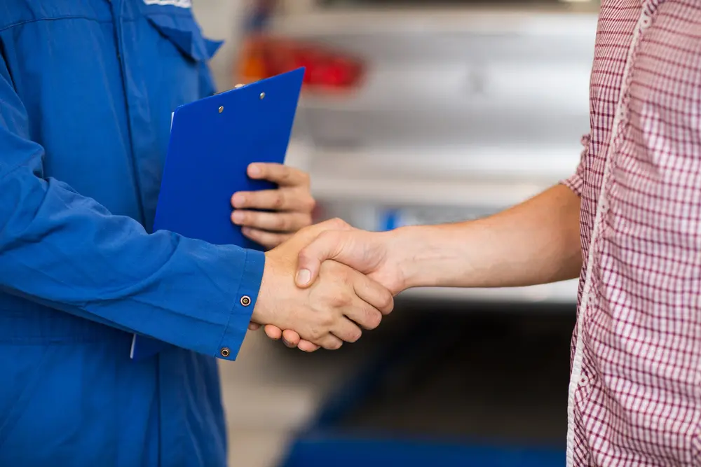 A homeowner and a Horizon service technician shaking hands