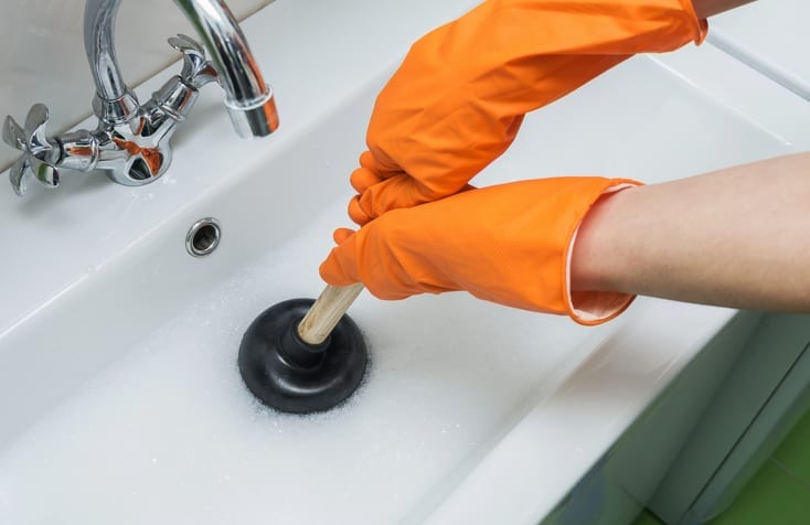 HOW TO USE A PLUNGER TO UNCLOG A TOILET, SINK OR TUB